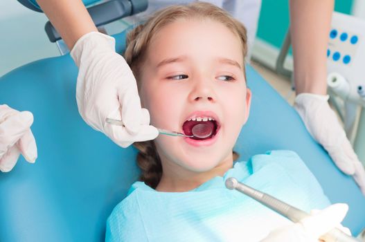 girl visiting dentists, regular visits to the doctor