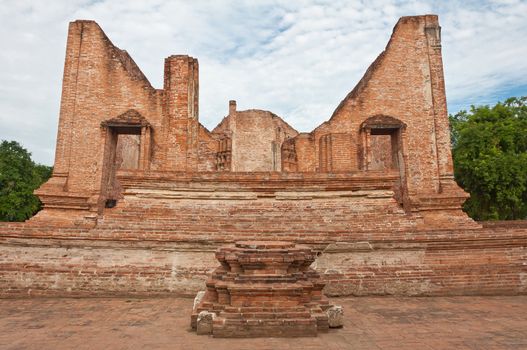 Ruined old temple build from brick at Ma Hay Yong temple in Ayutthaya, Thailand.