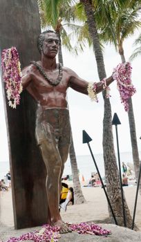 Honolulu,Waikiki Beach: Statue of Duke Kahanamoku, a renowned surfer, Olympic gold medalist and former sheriff of Honolulu, sculpted by Jan Gordon in 1990.
