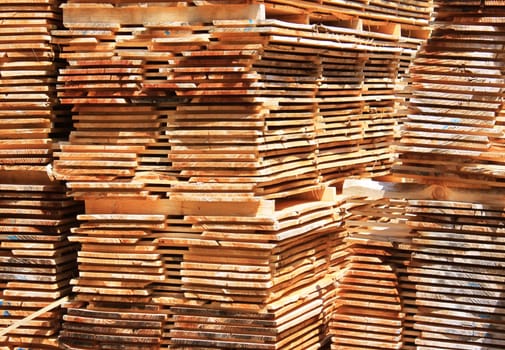 several planks of wood emplilés on pallets