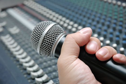 Microphone amplifier for talks