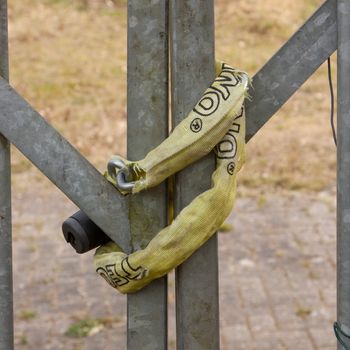 A chain hanging on a abandoned gate (Holland)