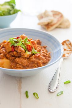 Chicken curry from the slowcooker with potatoes and spring onions