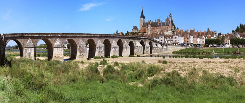 panorama of the city of gian with its castle and the Loire River