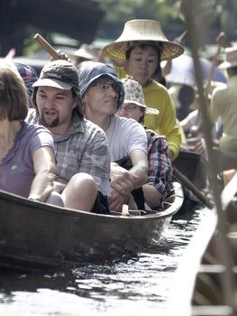 damnoen saduak floating market in thailand