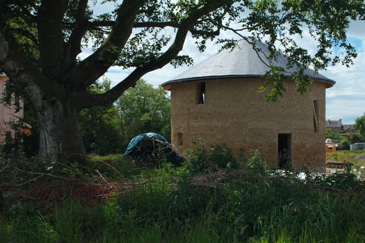 Round straw bale house in Cloughjordan eco-village, Ireland