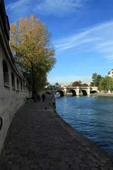 view of the Seine's quay with blue sky