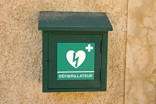 Green box with defibrillator (defibbrillateur) in France