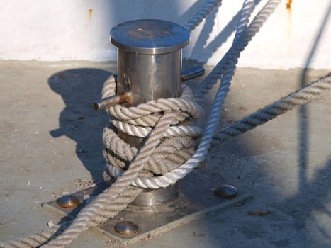bitt and rope in the marina        