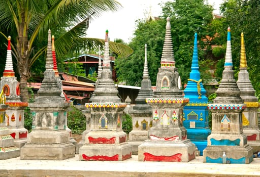 The pagoda is used to store the bones of dead relatives. Beliefs of the Thai people.