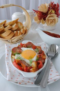 Vegetable stew with sausage and egg with crackers