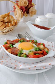 Vegetable stew with sausage and egg with crackers