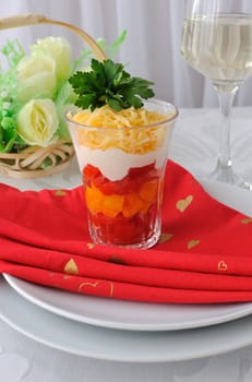 Salad of red and yellow tomatoes, garlic, mayonnaise and cheese