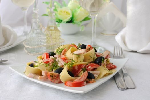 Pasta salad with ham, tomato and olive sauce