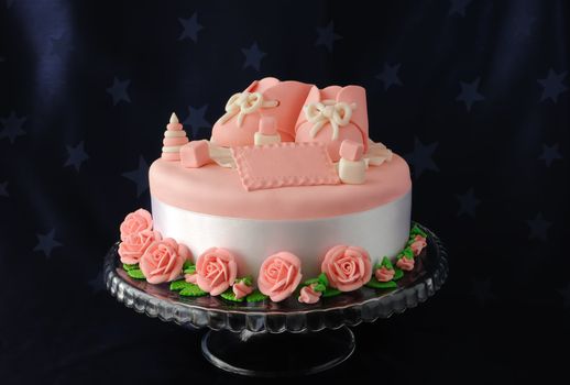Cake with booties and toys made ​​of marzipan