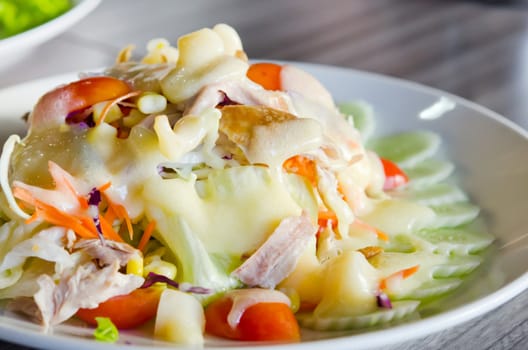chicken  and fresh vegetable salad  with  creamy sauce 