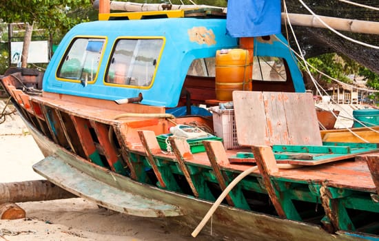 Fishing boats that are waiting to be repaired.