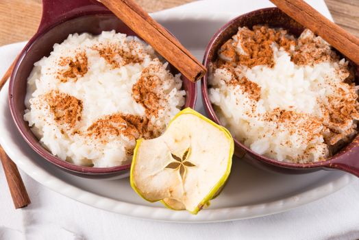 milk rice with cinnamon and applesauce