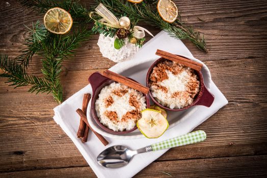 milk rice with cinnamon and applesauce