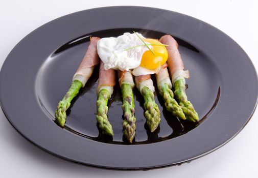 Asparagi with fried egg