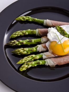 Asparagi with fried egg