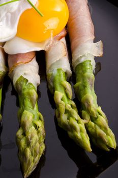 Asparagi with fried egg