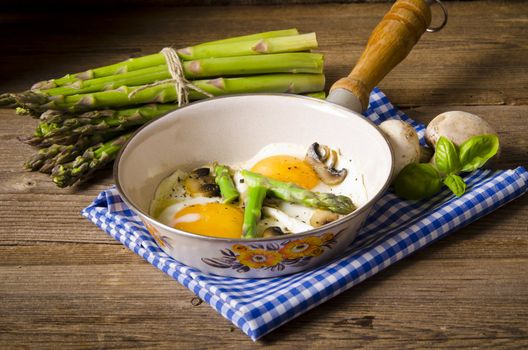 Asparagi with fried egg