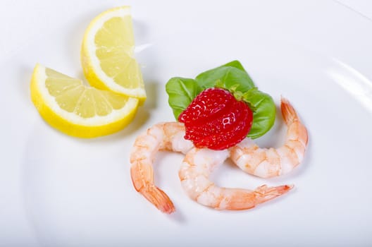 shrimp with strawberries and lemon on the plate