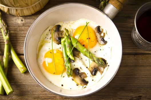 Asparagi with fried egg