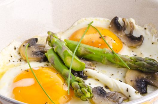 Asparagi with fried egg