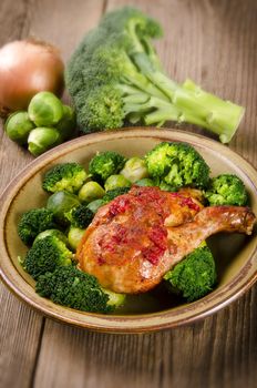 Chicken's thigh in the vegetable