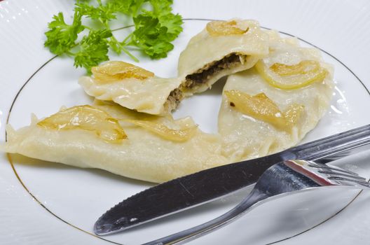 Piroggen (Pierogi) are full paste parcels or also meat pies from noodle dough.