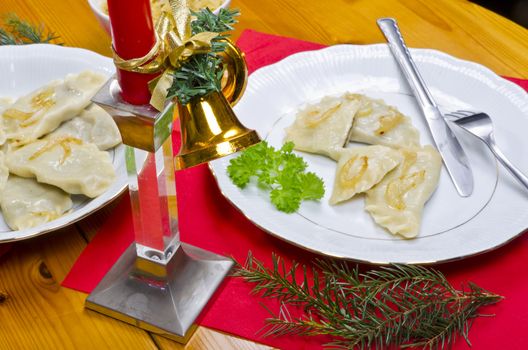 Piroggen (Pierogi) are full paste parcels or also meat pies from noodle dough.