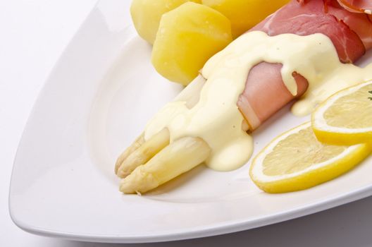 Asparagus, ham and sauce hollandaise