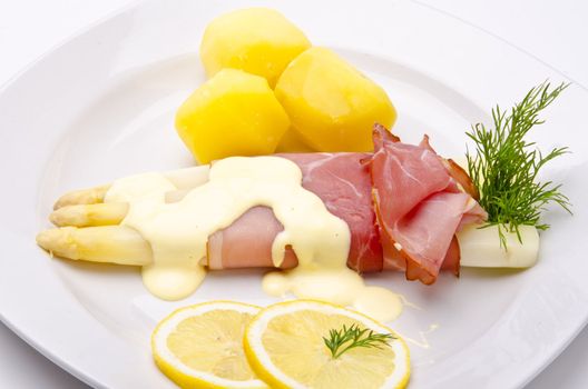 Asparagus, ham and sauce hollandaise