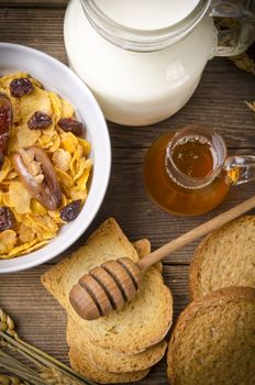 Muesli with low-fat milk and rusk