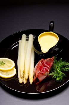 Asparagus, ham and sauce hollandaise