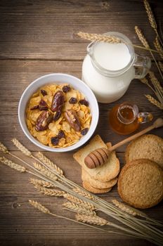 Muesli with low-fat milk and rusk