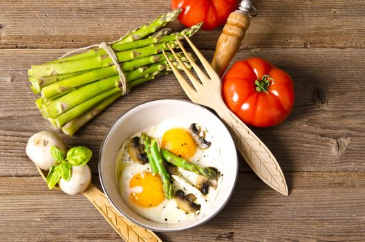 Asparagi with fried egg