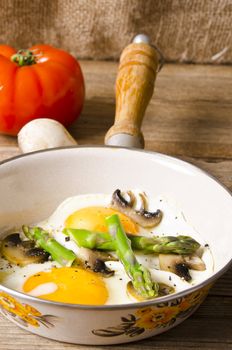 Asparagi with fried egg