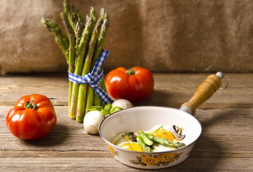 Asparagi with fried egg