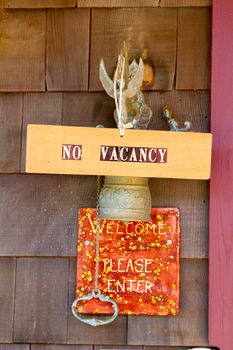 A sign says no vacancy outside of a bed and breakfast type hotel in Oregon.