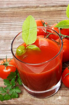 Tomato juice with fresh tomatoes 