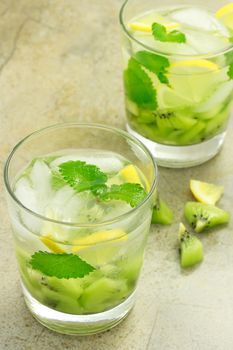 Kiwi drinks with lemon and mint