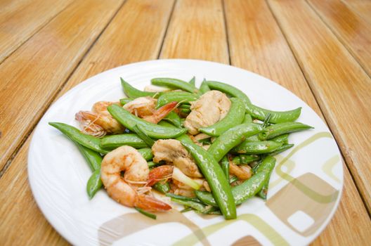  Fried shrimp, pork and sweet peas. delicious thai food