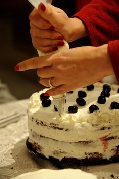 the preparation of atastefully beautiful cake