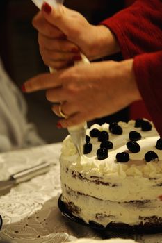the preparation of atastefully beautiful cake