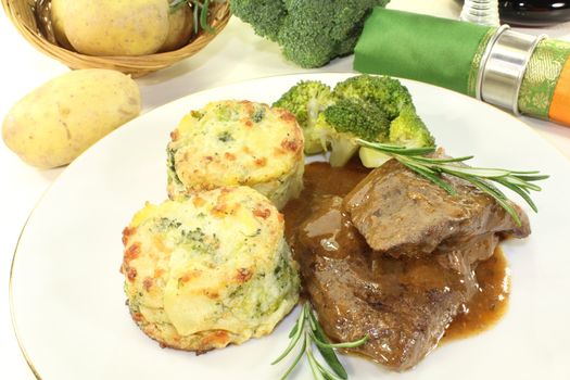 Venison medallions with gratin potatoes, broccoli and rosemary