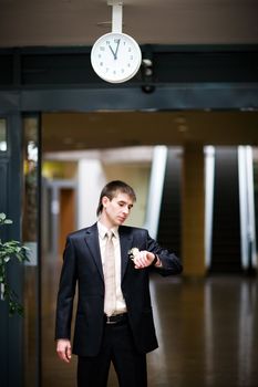 groom waiting for a bride