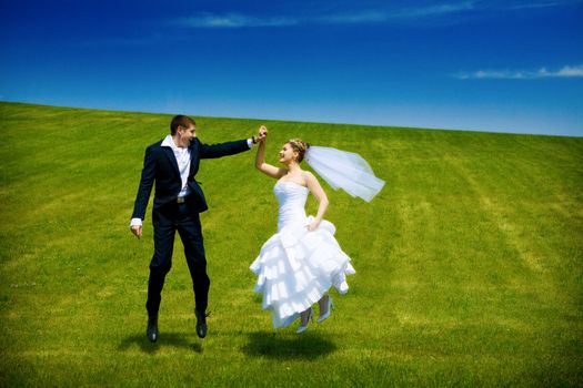 groom and bride jumping